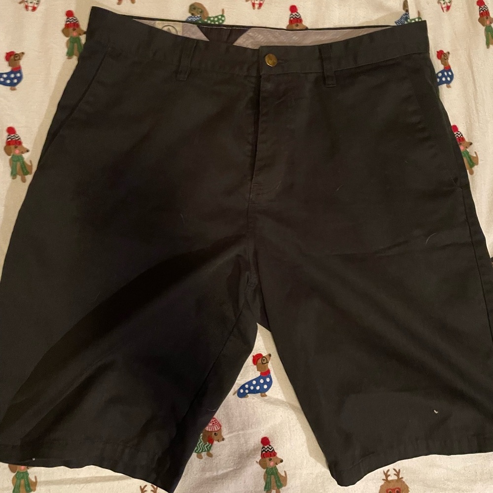 34 volcom shorts